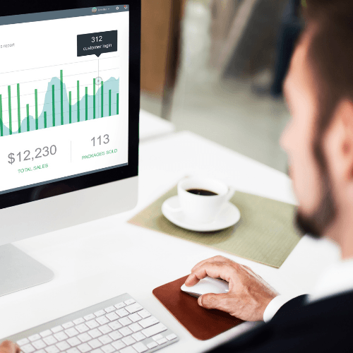 Homme sur son ordinateur