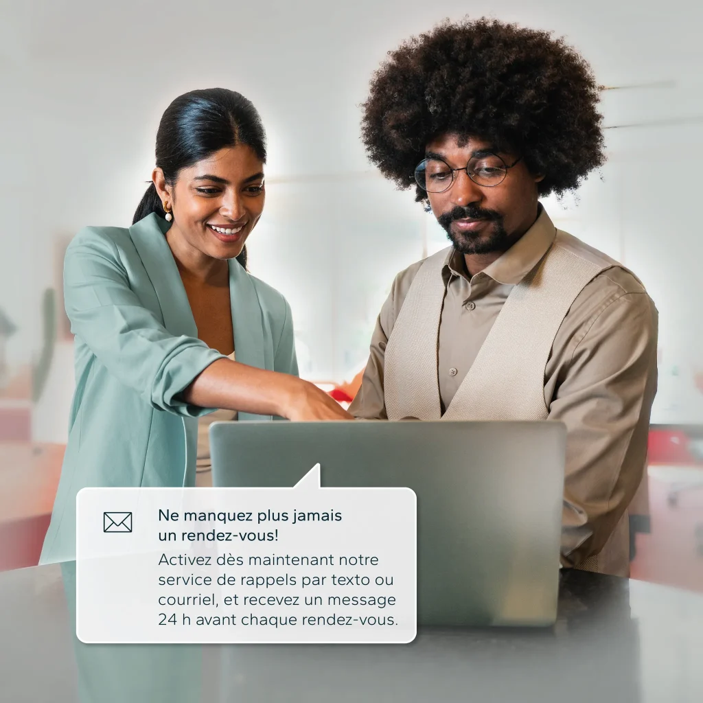 Collègues qui travaillent en équipe