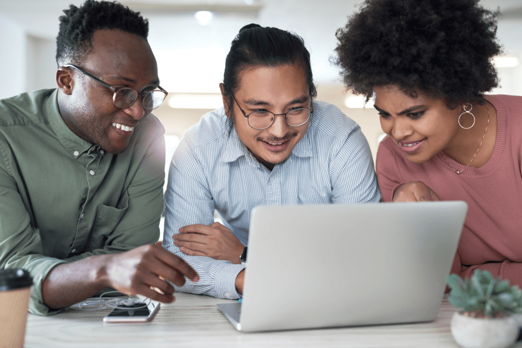 Collègues qui travaillent ensemble